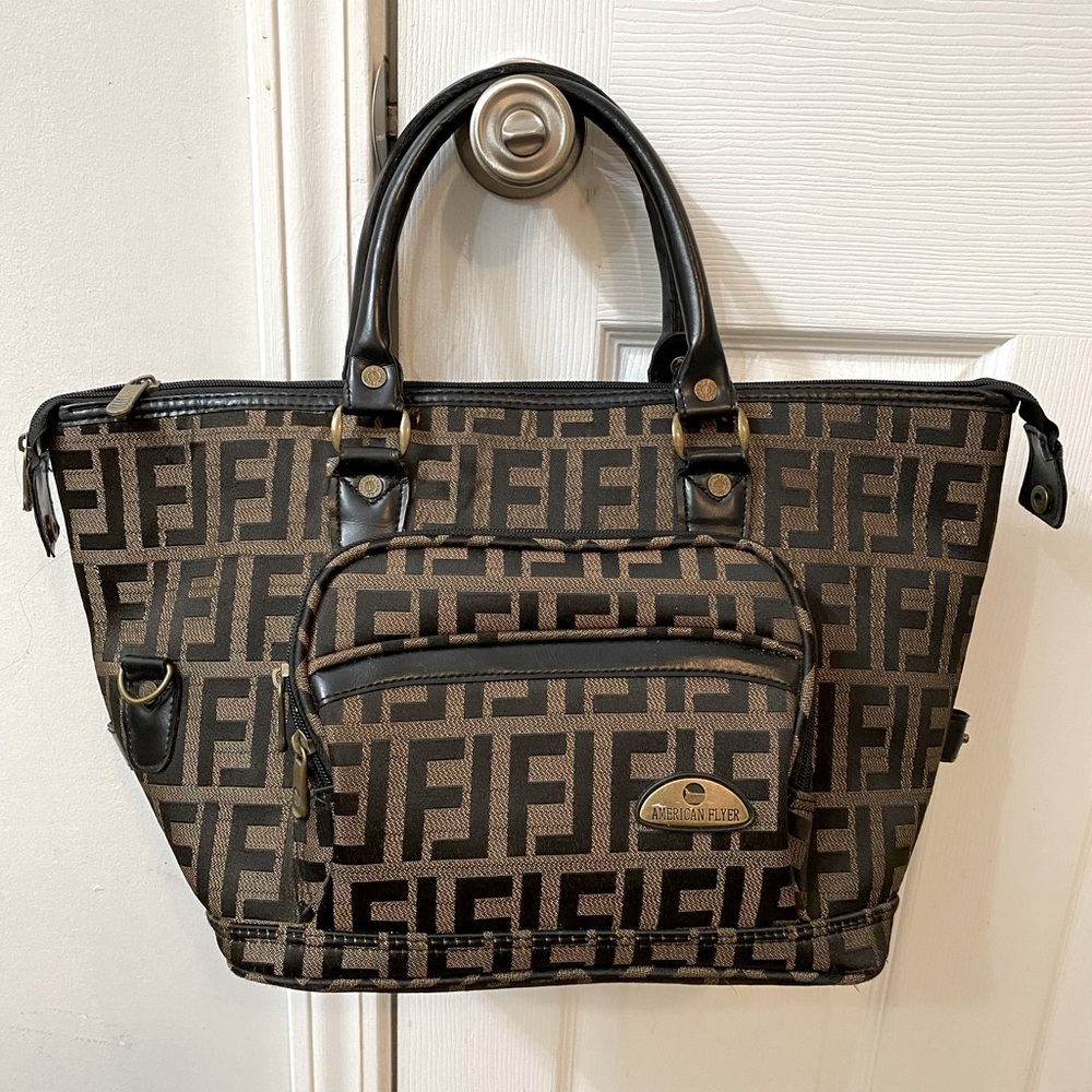 AMERICAN FLYER women’s large travel carry on bags, In excellent condition